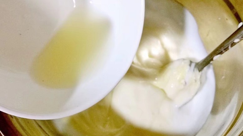 芒果奶酪慕斯杯,将柠檬汁加入<a style='color:red;display:inline-block;' href='/shicai/ 48598'>奶油奶酪</a>和奶油吉利丁混合液中，搅拌均匀。加入柠檬汁可以让慕斯液细腻而不腻味。
