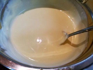 芒果奶酪慕斯杯,加入酸奶搅拌均匀，慕斯液就做好了。慕斯液倒入玻璃杯中，入冰箱冷藏一小时左右。