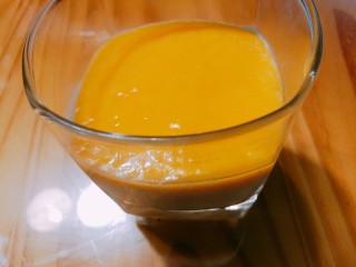 芒果奶酪慕斯杯,在冷藏凝结的慕斯液上倒入芒果吉利丁液，入冰箱冷藏四小时以上