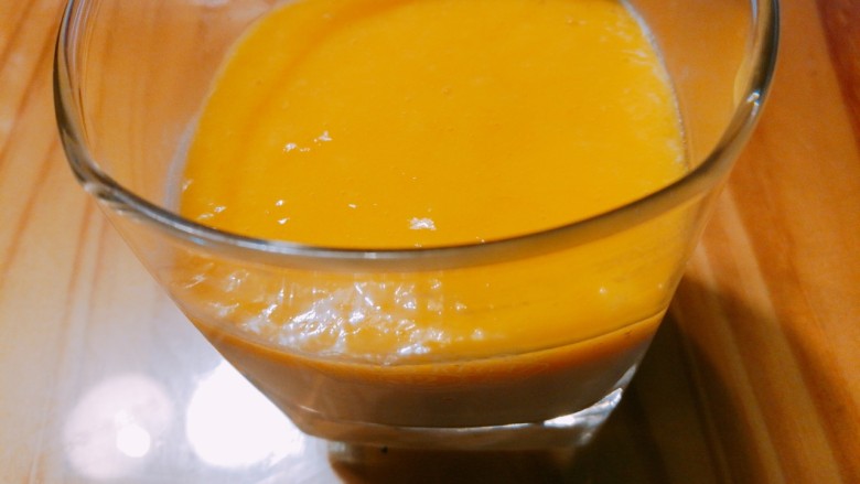 芒果奶酪慕斯杯,在冷藏凝结的慕斯液上倒入芒果吉利丁液，入冰箱冷藏四小时以上