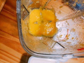 芒果奶酪慕斯杯,吉利丁粉5克加水50克搅拌均匀，隔水小火加热至完全融化。取2/3芒果肉倒入搅拌机，加入吉利丁液，打成泥