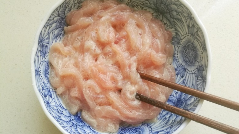 鱼香肉丝#,用筷子顺时针充分搅匀后腌制二十分钟。
