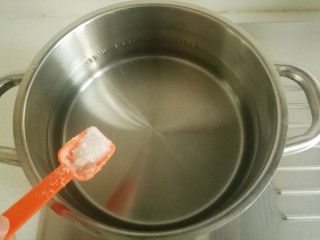 鱼香肉丝#,锅中放水，放入一小勺盐。