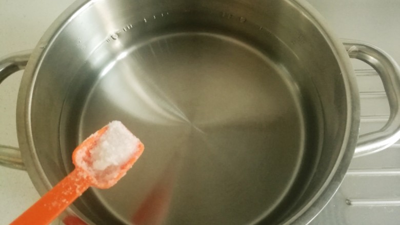 鱼香肉丝#,锅中放水，放入一小勺盐。