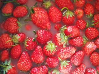 草莓酱,再加入淀粉加入适量水泡上10分钟左右，洗掉脏东西