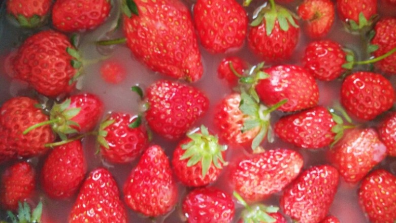草莓酱,再加入淀粉加入适量水泡上10分钟左右，洗掉脏东西