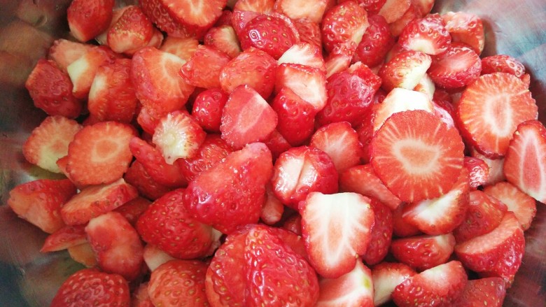 草莓酱,尽量横着切，切好后放入干净的盘子里