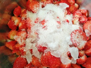 草莓酱,再把两种糖倒入搅拌均匀