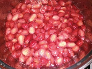 草莓酱,腌制几个小时，腌制过程中要经常翻动一下，直至腌制出大部分的汁水