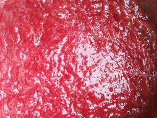 草莓酱,再挤入柠檬汁，加入少许食用盐，熬至浓稠状态即可