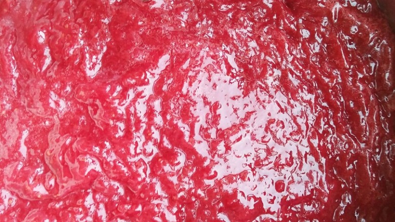 草莓酱,再挤入<a style='color:red;display:inline-block;' href='/shicai/ 919'>柠檬汁</a>，加入少许食用盐，熬至浓稠状态即可