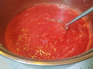 草莓酱,边熬边搅拌均匀，以免粘锅