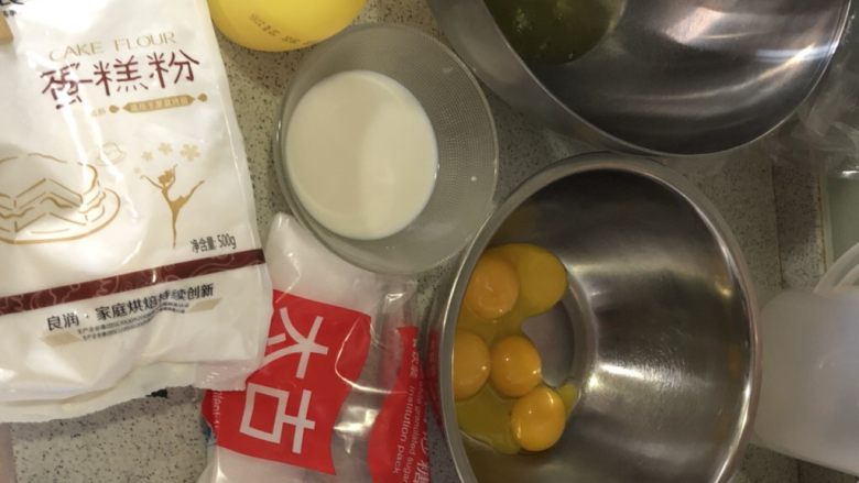 蜜豆抹茶戚风蛋糕,准备材料：蛋清分离到无油无水的干净大盆内