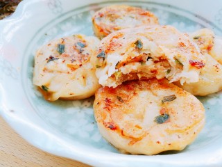快手菜之简化版葱油饼,简单生活是最美，用饺子皮也能做出皮酥香里软香、层次分明的葱油饼哦
