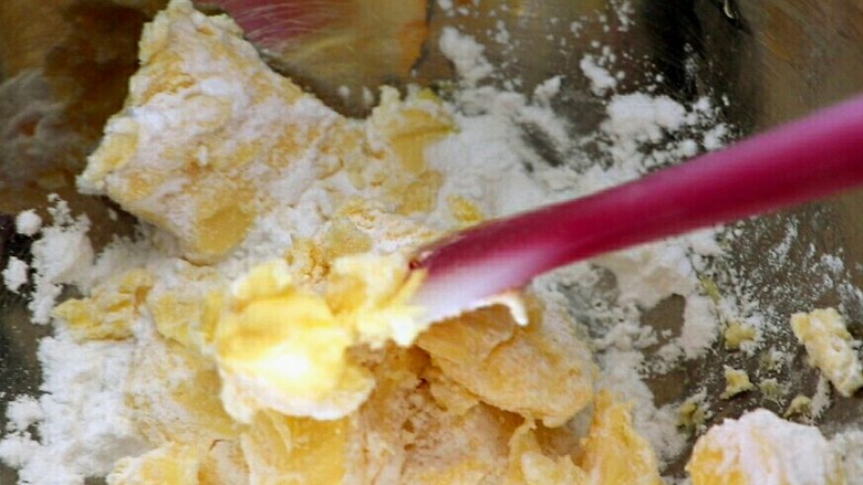 原味牛油小花,用刮刀或者蛋抽先搅拌一下，防止一会打发粉尘飞溅。烤箱提前预热120度。