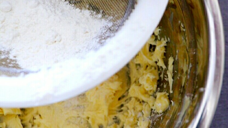原味牛油小花,将各种粉类混合后过筛到黄油中