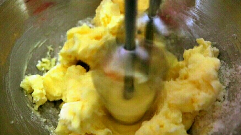 原味牛油小花,电动打蛋器开高速，打发到黄油颜色略微发白，体积有点松发，但不要打发过度
