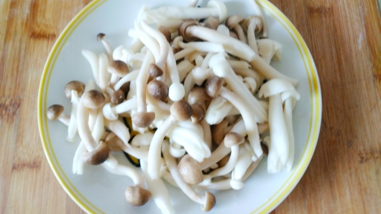 玉米面条鱼丸菌汤,白玉菇和蟹味菇捞出控干水份，放入盘里备用