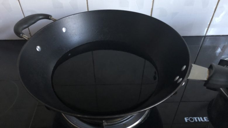 香椿拌海蜇,烧开半锅水。