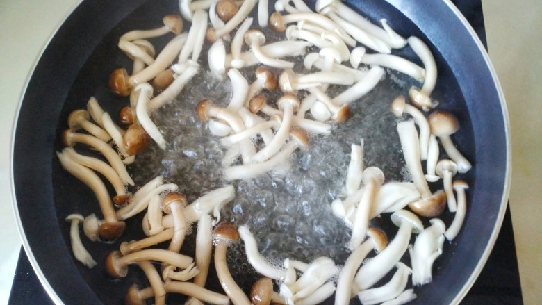玉米面条鱼丸菌汤,锅添水，放入白玉菇和蟹味菇
