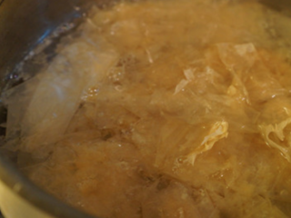 三文鱼泡饭,
加入木鱼花，捞去浮沫，静置15分钟。用厨房纸巾过滤汤汁即可