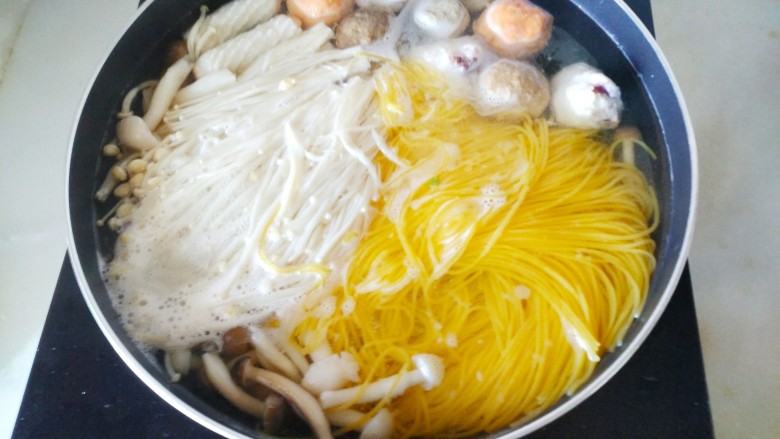 玉米面条鱼丸菌汤,放入玉米面条，金针菇，白玉菇，蟹味菇煮熟