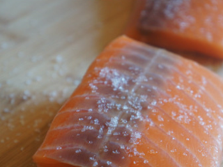 三文鱼泡饭,三文鱼用盐腌制2小时。