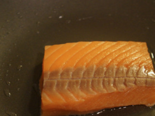 三文鱼泡饭,三文鱼洗净、擦干。用油煎至全熟。
