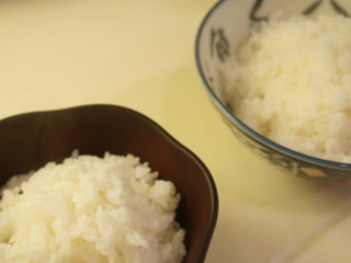 三文鱼泡饭,将米饭盛入碗中。
