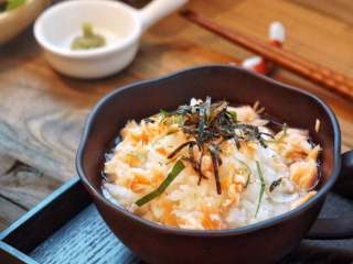 三文鱼泡饭,
放上海苔丝，加入过滤后的高汤，拌入芥末酱即可食用。