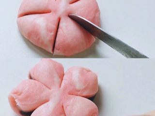 桃花酥,小团子稍微按扁，均匀分成5部分，用小刀切出花瓣口，中间部分不切断，用手指捏出花瓣部分塑形