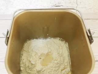 辣肉松面包卷,将面团部分除黄油以外的所有材料放入面包机搅拌桶，揉制扩展阶段。我揉了30分钟，材料放入顺序如下：液体在底部，面粉在上面，糖跟盐对角放，桶中央挖洞放酵母。