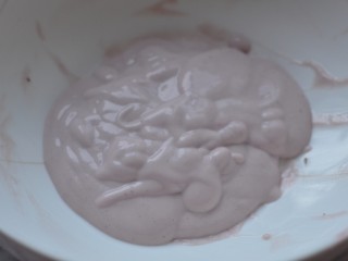 草莓酸奶溶豆,搅拌均匀，如果拌不均匀就必须再过筛一次。
开始上下管100度预热烤箱。