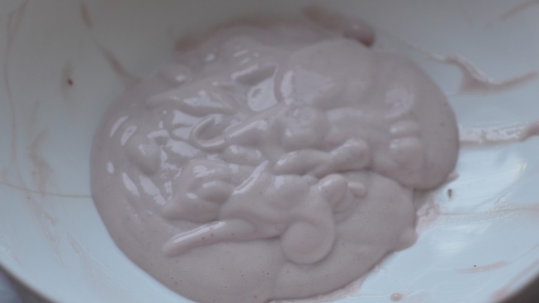 草莓酸奶溶豆,搅拌均匀，如果拌不均匀就必须再过筛一次。
开始上下管100度预热烤箱。