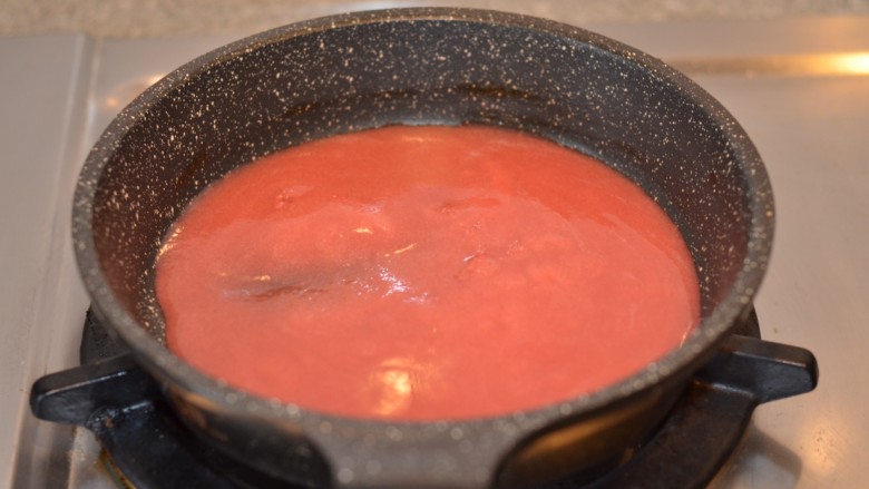 草莓酸奶溶豆,草莓不加水打泥，过滤到不粘锅中。因为含水量高，所以不粘锅小火熬一会儿，熬制缓慢流动就OK。