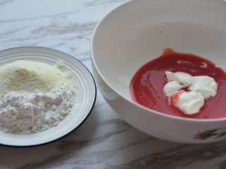 草莓酸奶溶豆,草莓泥待凉称重。