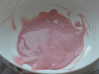 草莓酸奶溶豆,草莓泥和酸奶搅拌均匀。