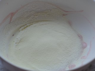 草莓酸奶溶豆,过筛加入奶粉和淀粉。