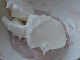 草莓酸奶溶豆,取1/3蛋白霜到草莓糊中，翻拌均匀。