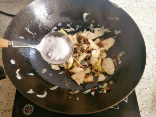 糟菜炒甜笋,加入盐、味精调味，炒匀出锅