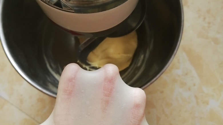 豆沙餐包,一档揉至黄油吸收，转三档揉至完全阶段（能扯出薄膜）