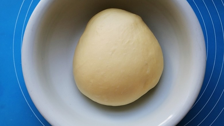 豆沙餐包,揉好的面团放入碗内，盖上保鲜膜放置在温暖处进行第一次发酵