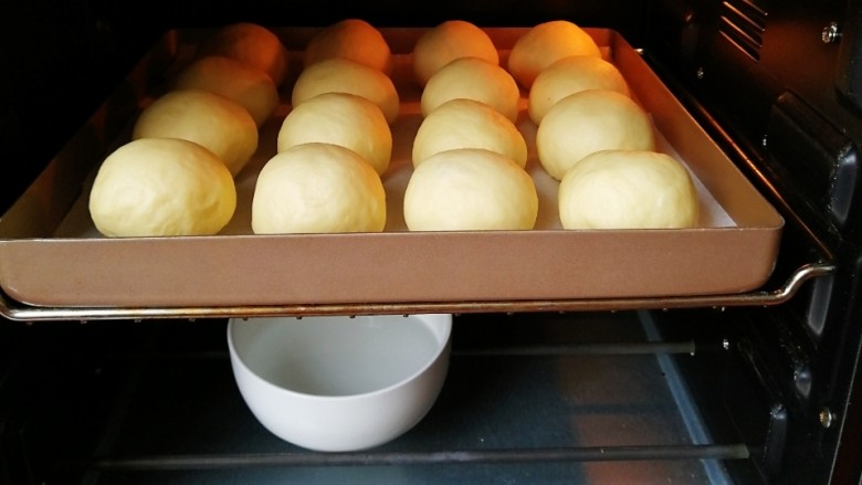 豆沙餐包,放入烤箱进行第二次发酵（烤箱温度设置在32-35度左右，发酵15-18分钟）