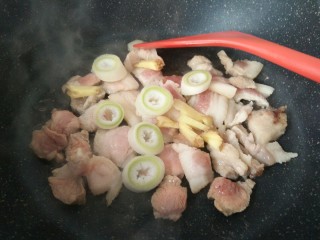 蒜苔炒肉,然后加入葱和姜