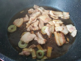 蒜苔炒肉,炒出香味后加酱油和老抽和少许水盖盖子焖2分钟