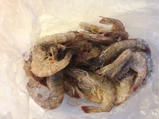 虾扯蛋,活虾买回来后放入冰箱速冻层，做的时候拿出来用水冲化。这样做既保持了虾的鲜味，又非常容易剥壳。