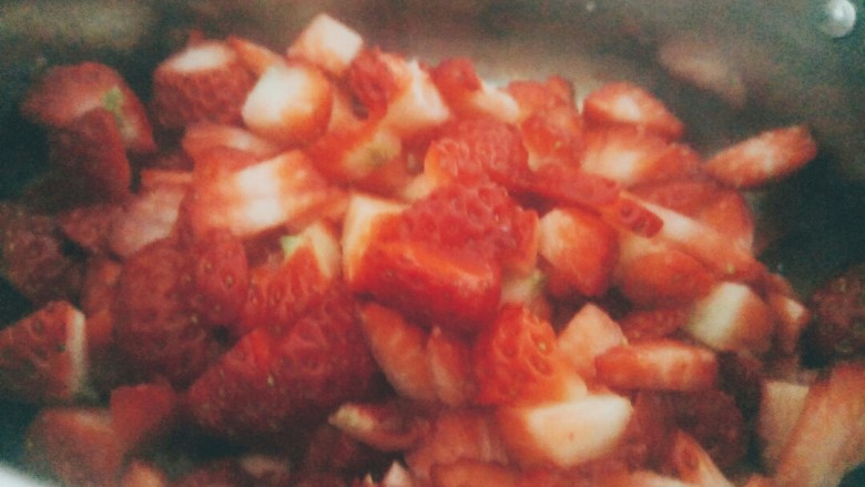 草莓慕斯,然后去蒂切成小丁。