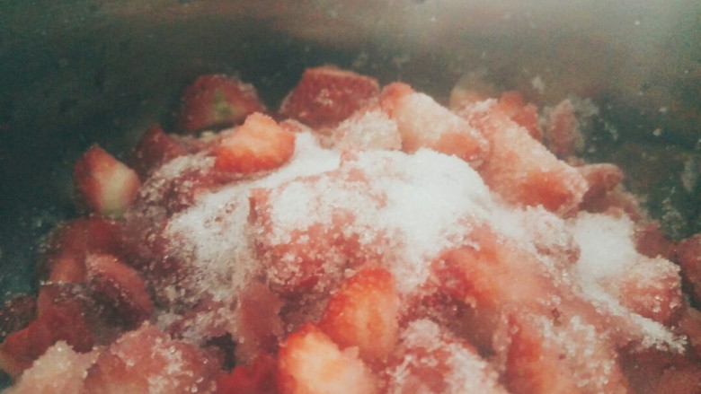 草莓慕斯,加入糖，用搅拌机打烂。