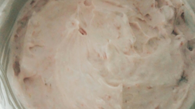 草莓慕斯,然后铺在饼干层的上面，铺平。