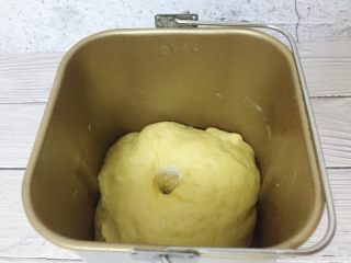 辣肉松面包卷,将揉好的面团直接用面包机的发酵模式或者从桶中取出，放在温暖处发酵2倍大小，手指沾粉在面团中戳个洞，洞口不塌陷，不回缩为最佳状态。